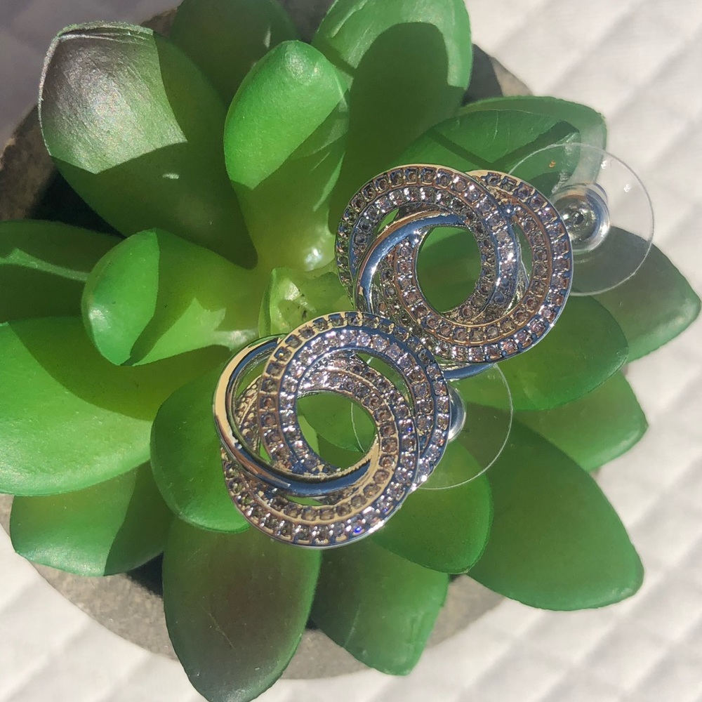 Beautiful classic earrings 🤍